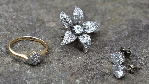 Семейная пара из Великобритании обнаружила старинные драгоценности в кресле за 7 фунтов стерлингов